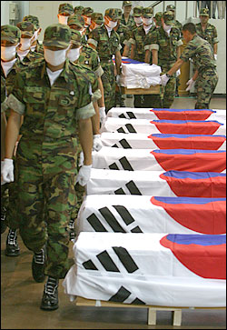 지난 2005년 6월 25일 오전 경기도 분당 국군수도병원에서 열린 연천 최전방부대 GP총기난사 사망 병사들 합동영결식 장면. 고인들의 관이 동료병사들에 의해 영결식장으로 운구되고 있다.